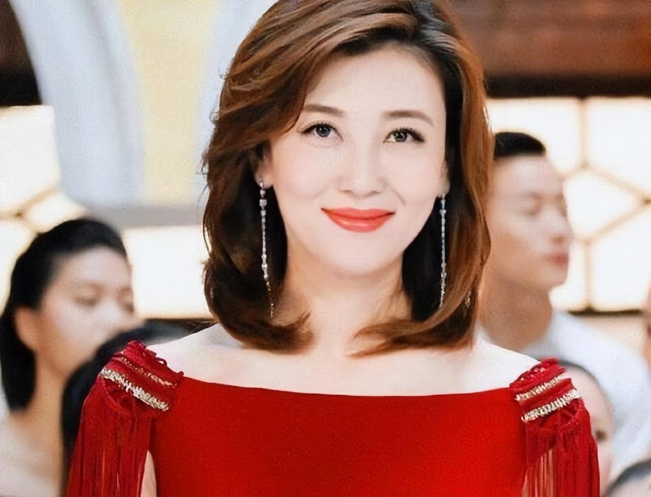 李红14岁辍学18岁逃婚从农村妹到央视一姐风光背后有辛酸