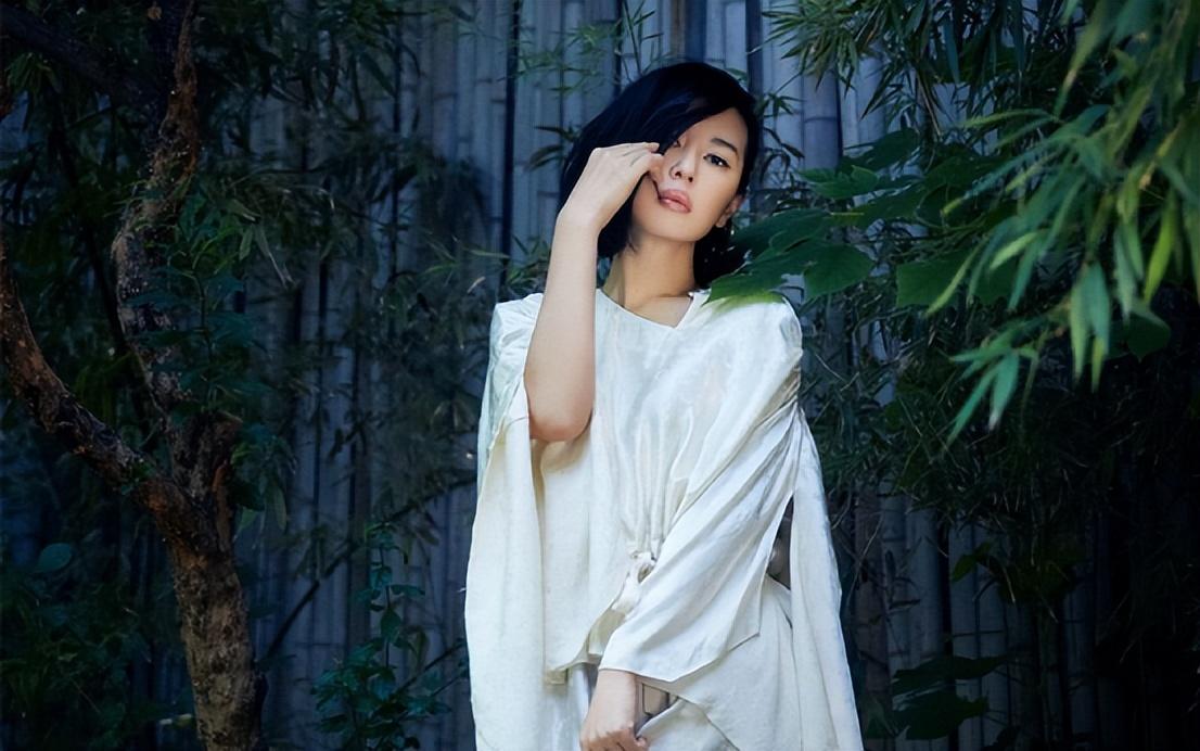 她曾把黄渤吻到害羞与导演同居12年遭抛弃今47岁身价高达40亿