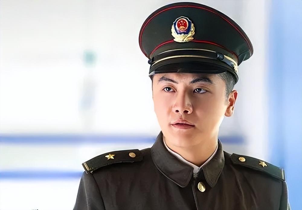 演员姬他从画家到演员,被表哥张嘉译带着力捧,如今还好吗?