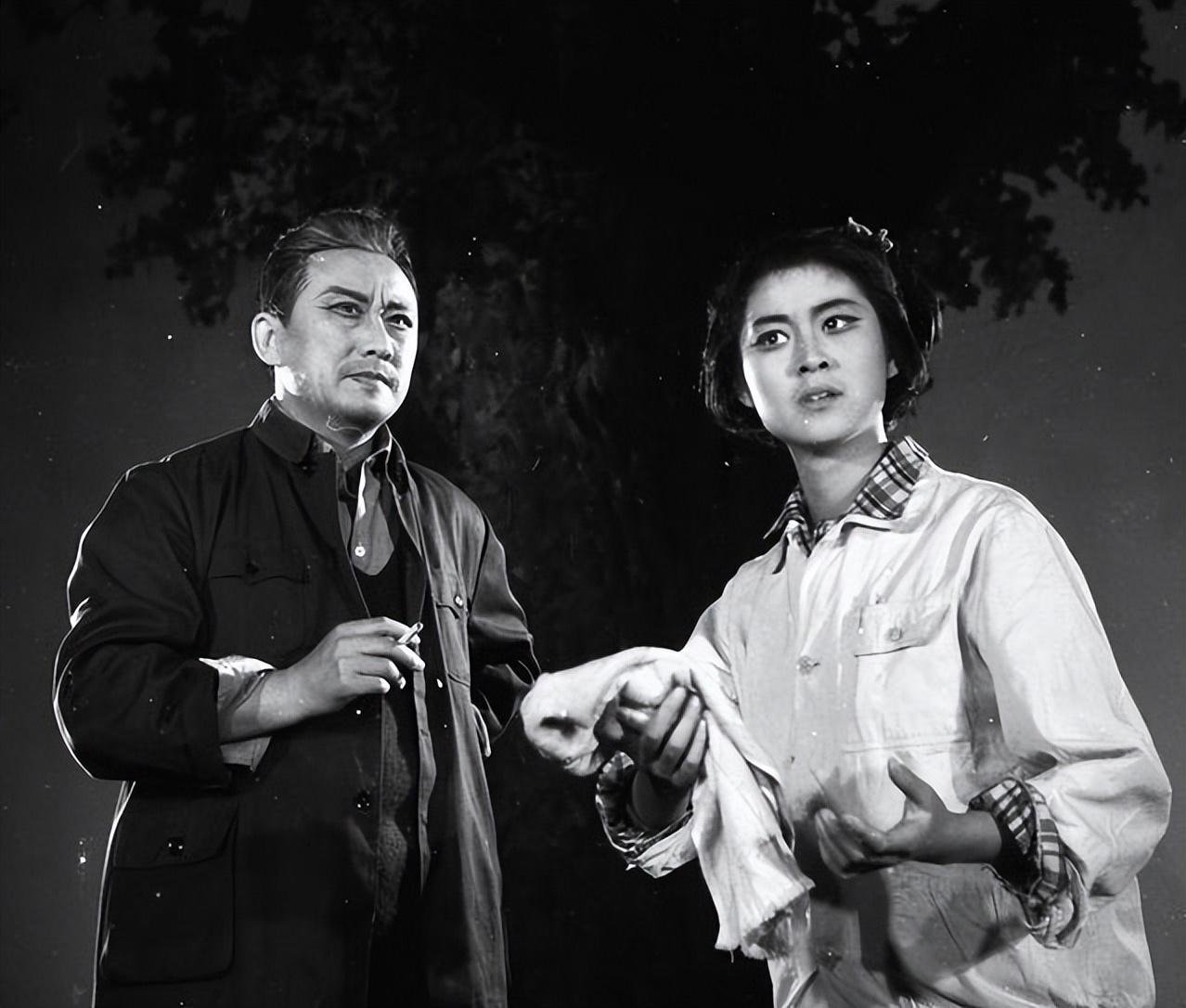 倪萍也并不介意尝试体验一下爱情的滋味,恰巧这时候她也遇到了一个