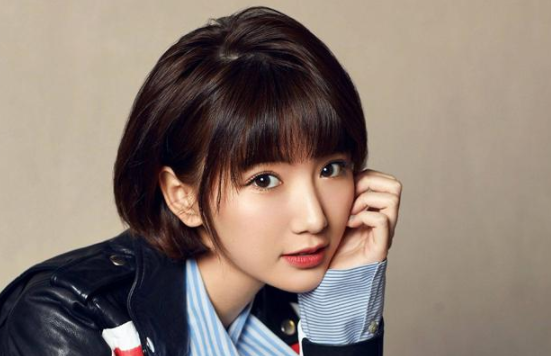 回顾毛晓彤出生被父亲扔进垃圾桶走红后被父亲索要5000万赡养费