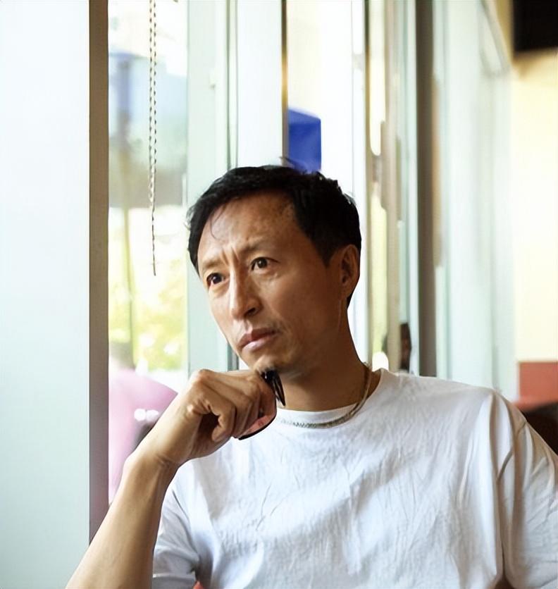 回顾演员王洛勇我这辈子正确的决定就是娶了一个平凡的妻子