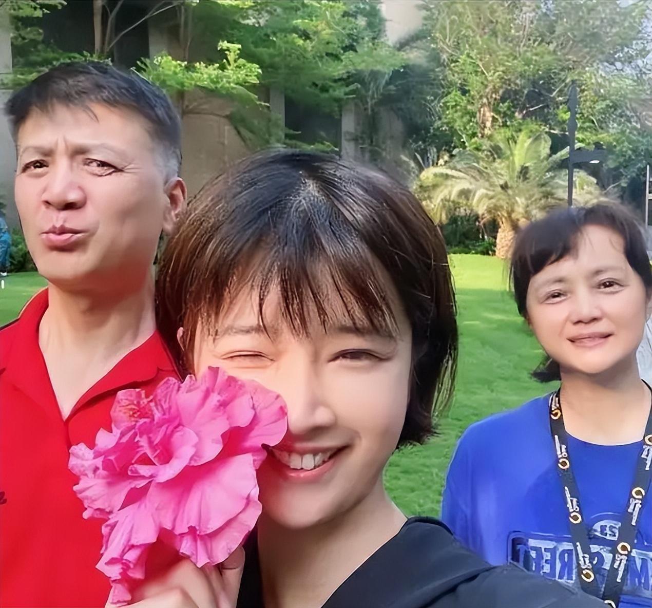 回顾奚望在继父刘之冰支持下离婚带着女儿的她现在怎样了