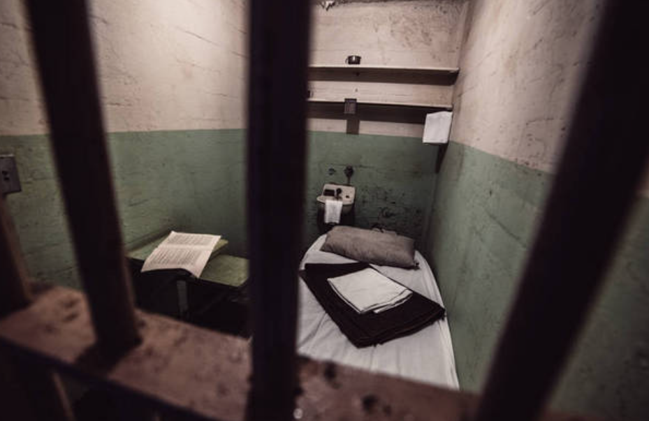 回顾:男子入狱3次,狱内7个情人又陪睡又给钱,连女狱警都不放过