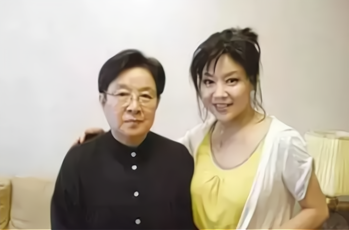 回顾坎坷歌唱家苏红父母和丈夫接连离世她的晚年生活怎样