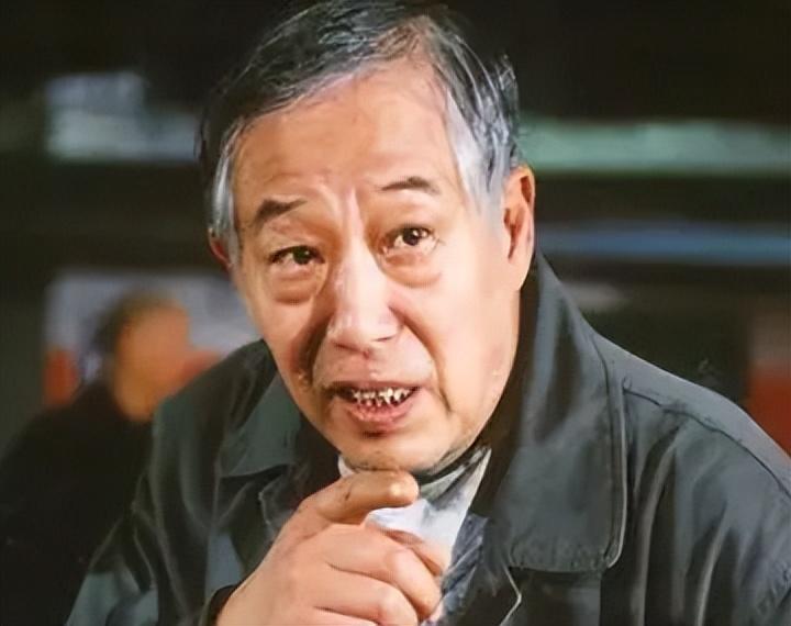 回顾著名演员文兴宇不听妻子的劝告戒烟后半生让妻子黯然流泪