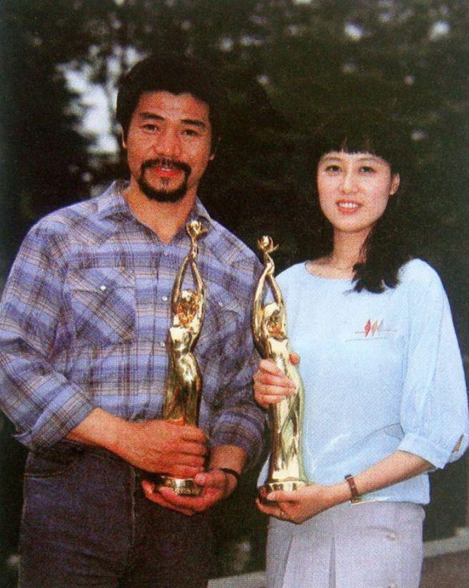 1987年,带着《榆树下的恋情》走上领奖台,他将第4届中国戏剧奖梅花奖