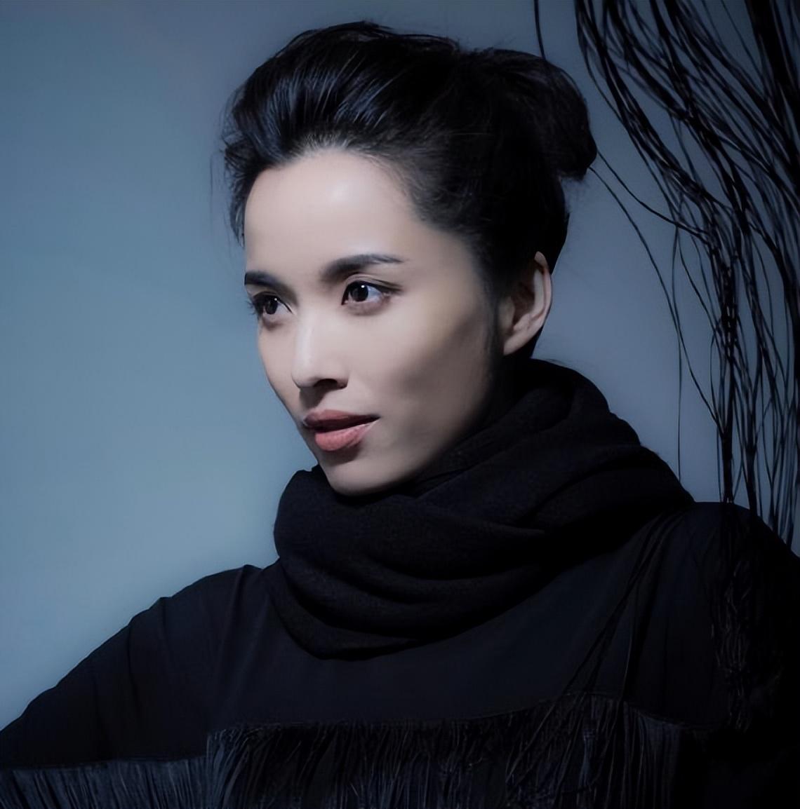 回顾演员靳东在父母离异的阴影下长大离过婚的女人更应该被爱