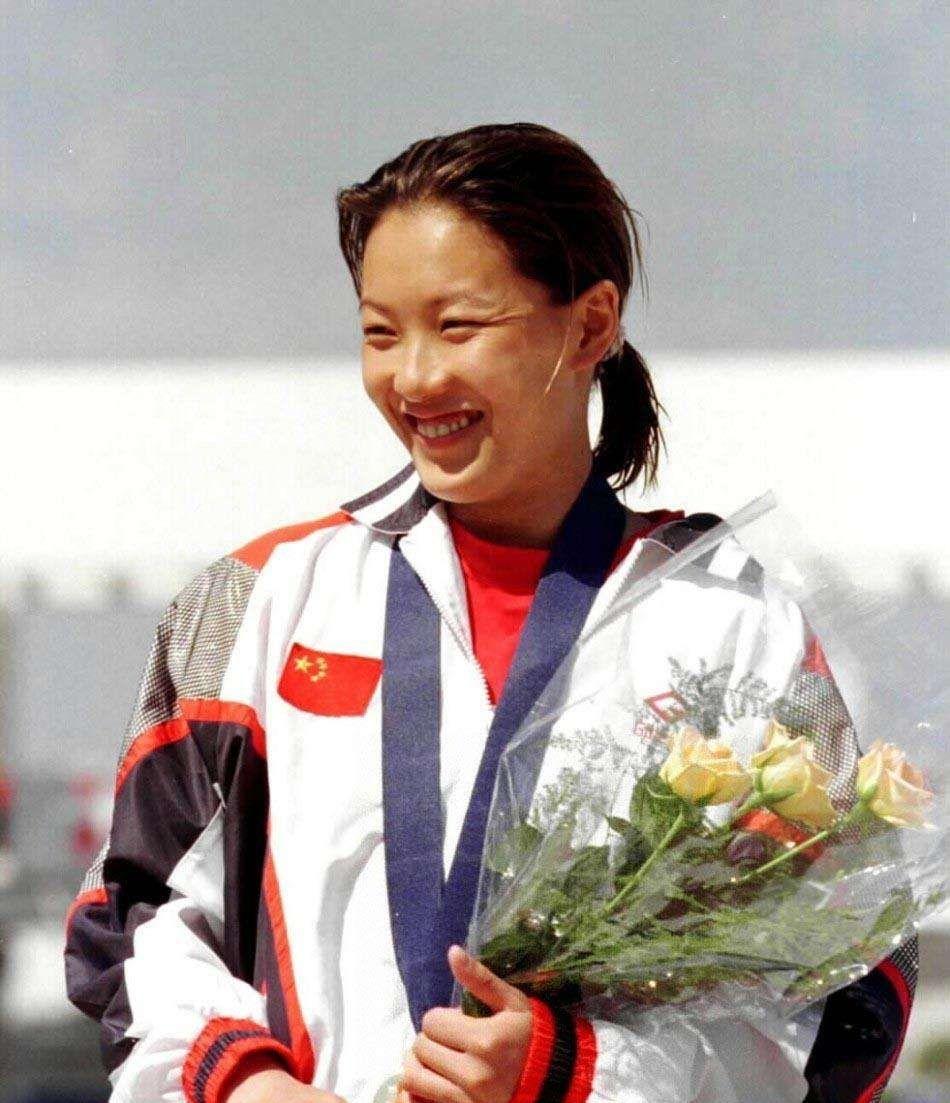 回顾伏明霞嫁大26岁富豪婚后连生三胎如今一家五口其乐融融