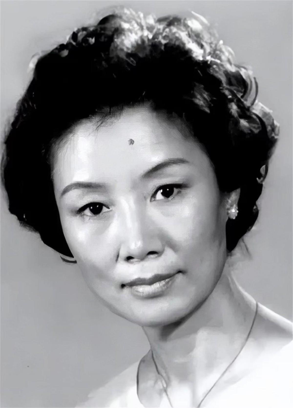 回顾吕中嫁小学同窗恩爱一生儿子儿媳是骄傲女儿是国人骄傲