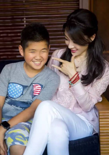 回顾陈数嫁二婚男结婚十年将继子视为己出为继子不怀孕不生子