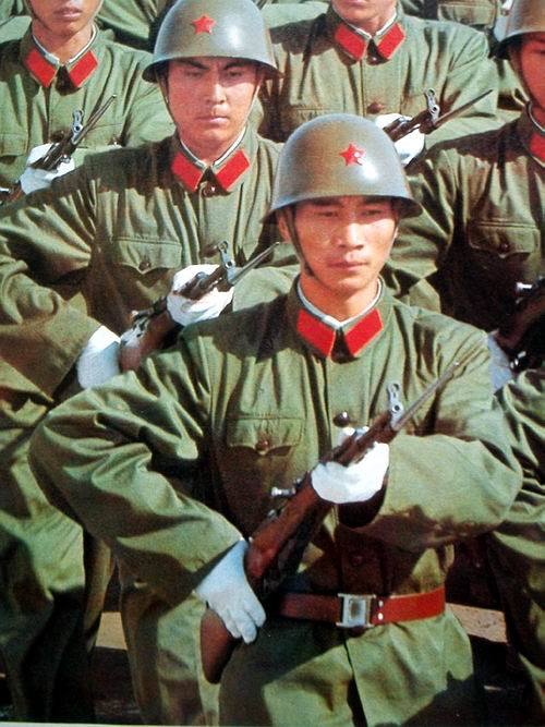 1988年邓公决定恢复军衔制,但为什么下令:取消元帅和大将军衔?