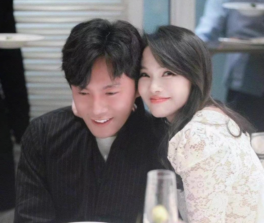 事实证明娶了大自己十岁伊能静的秦昊早已走上了另一条道路