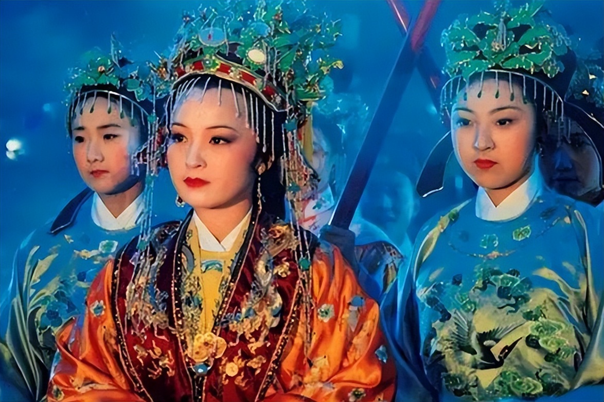 元妃省亲一回,元春最后见宝玉藏着怎样的私心?