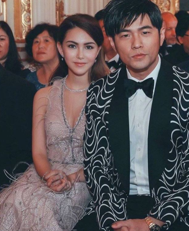 回顾昆凌嫁大14岁周杰伦婚后连生三胎如今一家五口其乐融融