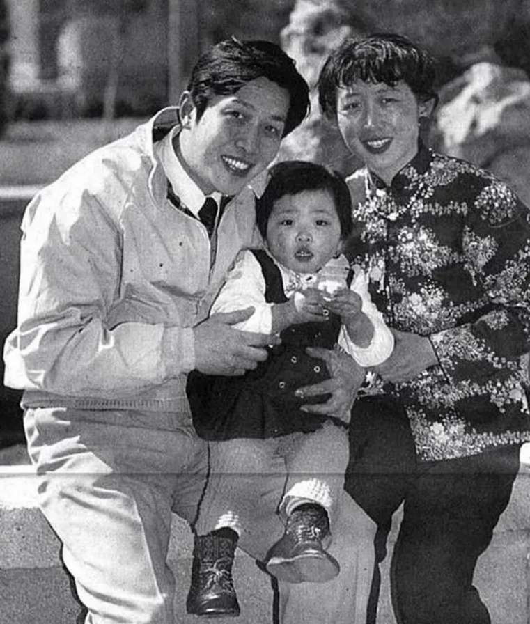 唐国强的妻子叫孙涛,是八一厂的厂医.