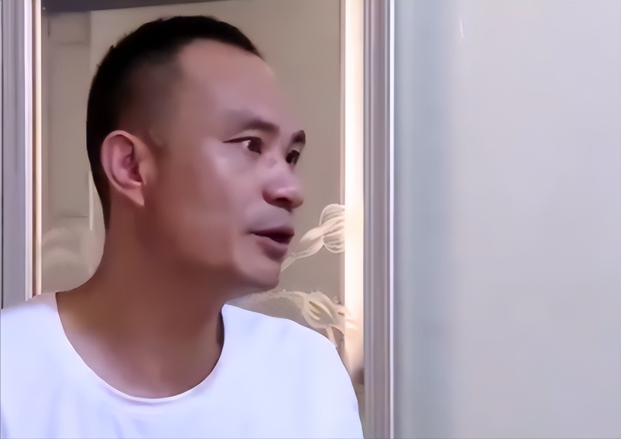 在2015年,邱正威和妻子廖朵离婚了.