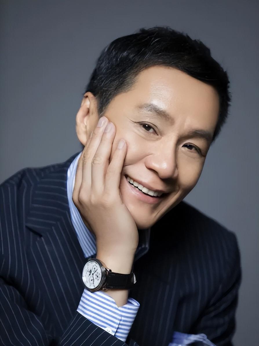 回顾演员冯远征:娶二婚梁丹妮相携到白头,60岁无儿无女亦无悔