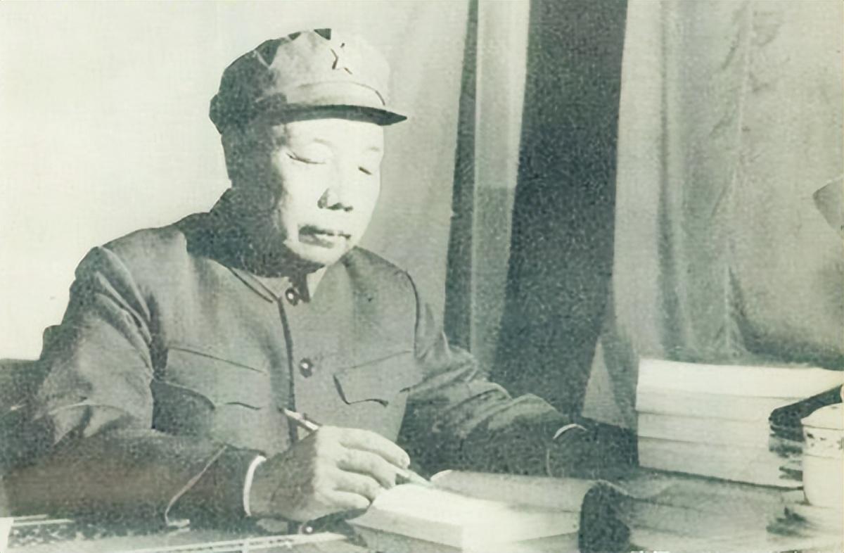 1950年肖华在北京街道看见一小贩惊道这是杀害黄骅的凶手