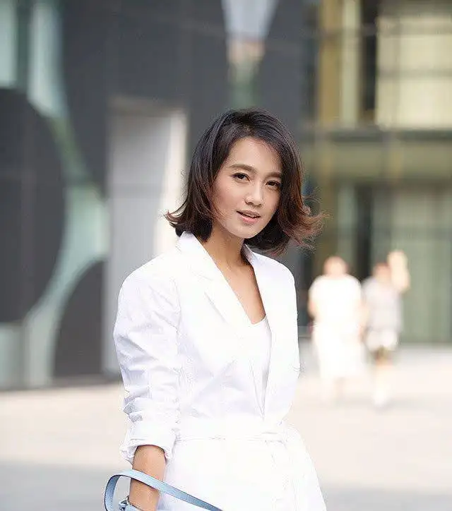 刚进入到浙江卫视,朱丹主持的是《气象万千》栏目,后来又开始接触新闻