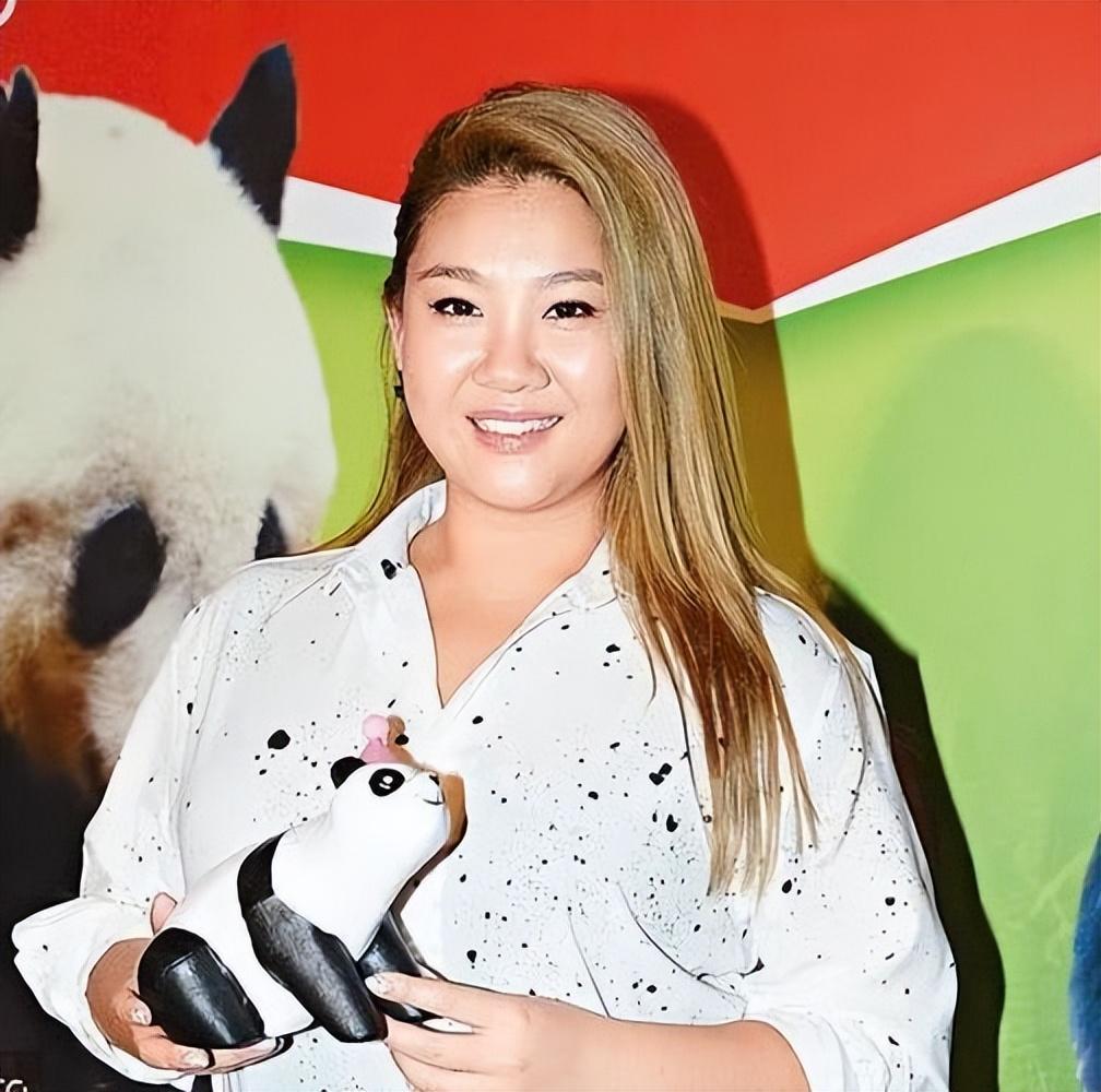 回顾沈殿霞女儿郑欣宜母亲去世父亲再婚继母用爱撑起一个家