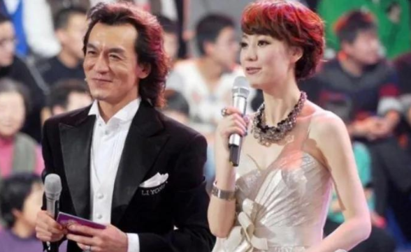 回顾央视主持王冠与曹可凡传绯闻被父母催婚如今她结婚了吗