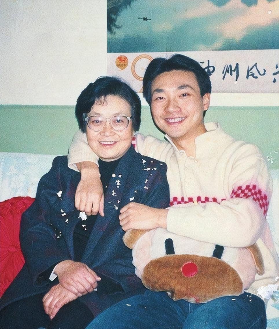 工人家庭,有一个比自己大2岁的姐姐,据康辉母亲回忆,康辉小时候很好带