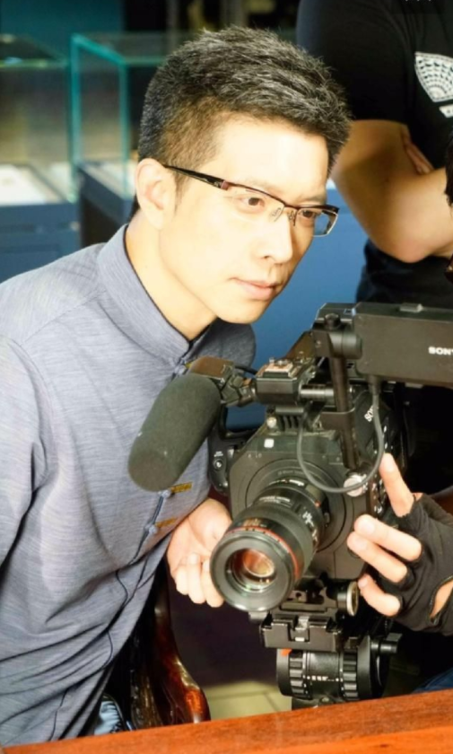 回顾央视主持朱广权43岁不结婚不生子不影响我给父母尽孝