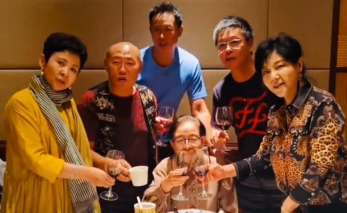 回顾坎坷歌唱家苏红父母和丈夫接连离世她的晚年生活怎样