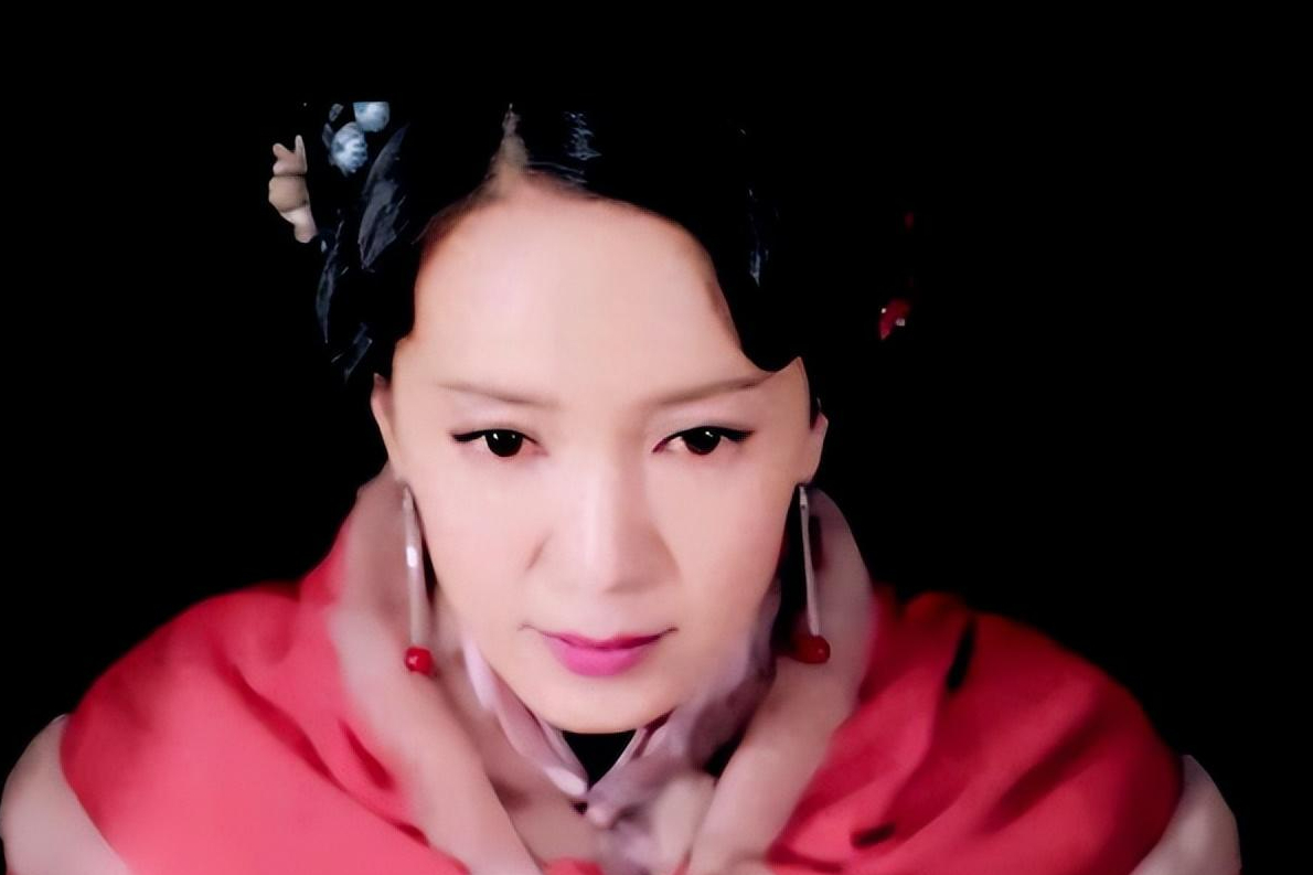 一人分饰三角,也是《武林外传》里的南宫残花,她出演了很多部优秀的