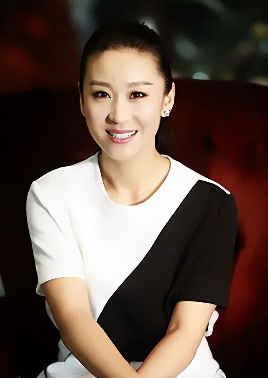 回顾苗圃被王大治追求和罗晋传绯闻为何转身嫁给大19岁的富商