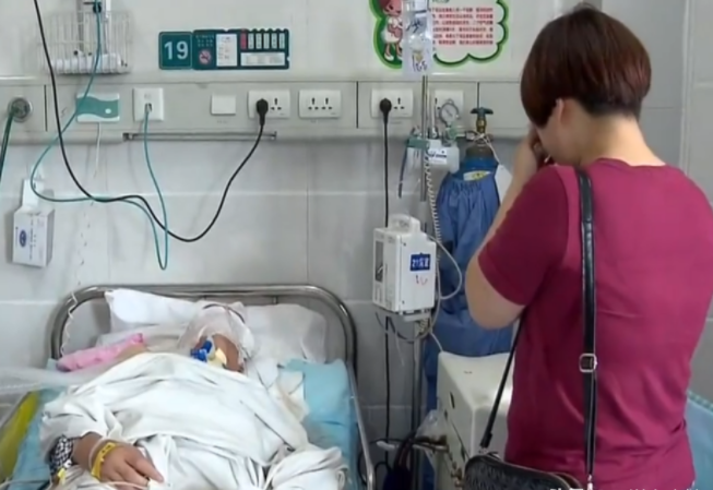 16年父亲转移财产给私生子,病危却让女儿照顾,女儿大怒:拔管吧