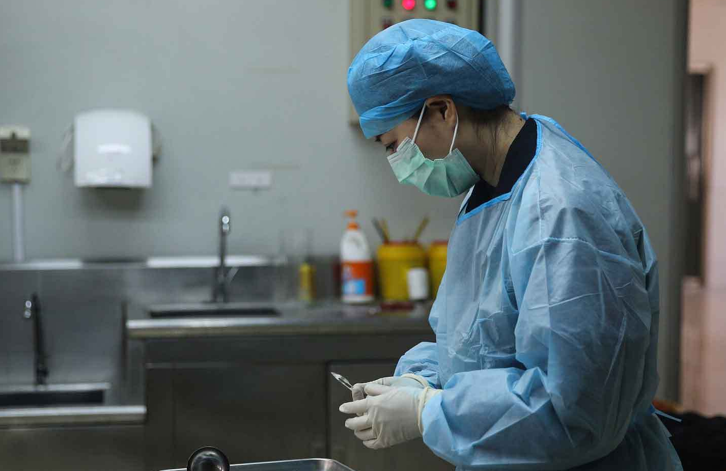 回顾少女裸死酒店法医鉴定为突发疾病6年后查出是被警察残害