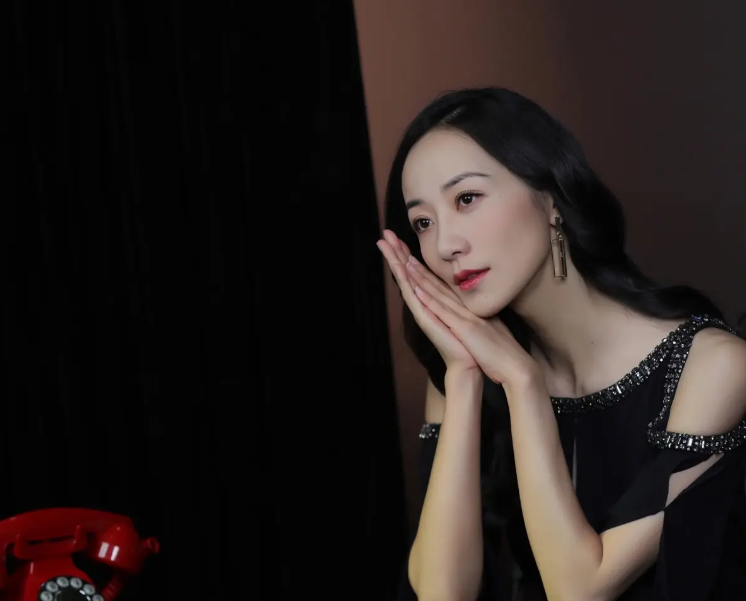 金莎参加前男友结婚的戏份里,为了凸显自己的演技,眼神闪躲笑容僵硬