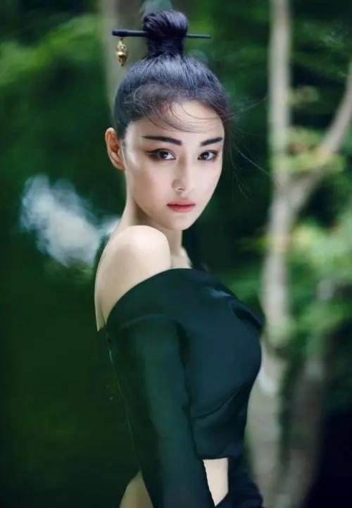 回顾演员张馨予嫁何捷当军嫂婚后生一女日子红红火火有滋味