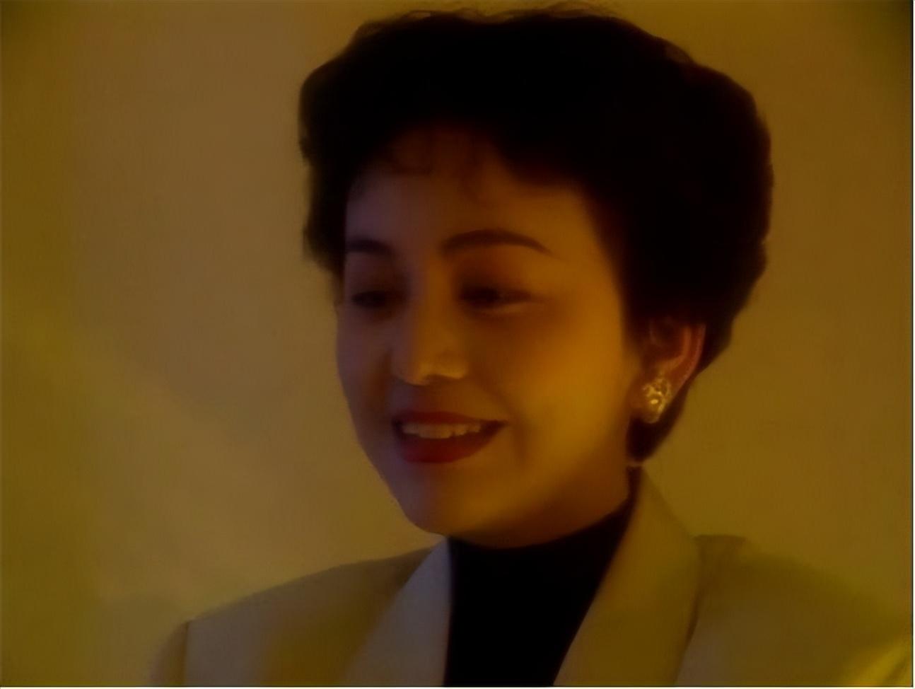 回顾王琳两段豪门婚姻都有创伤离婚后独自带娃52岁仍单身