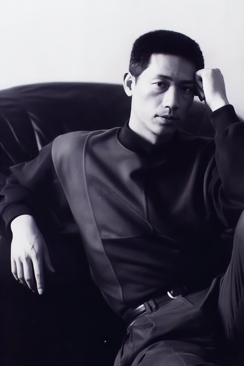 回顾石凉当过主持人也做过演员经历两段婚姻如今过得很幸福