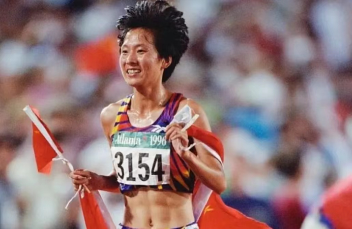 在1996年的亚特兰大奥运会上,王军霞一举夺得女子田径5000米金牌和