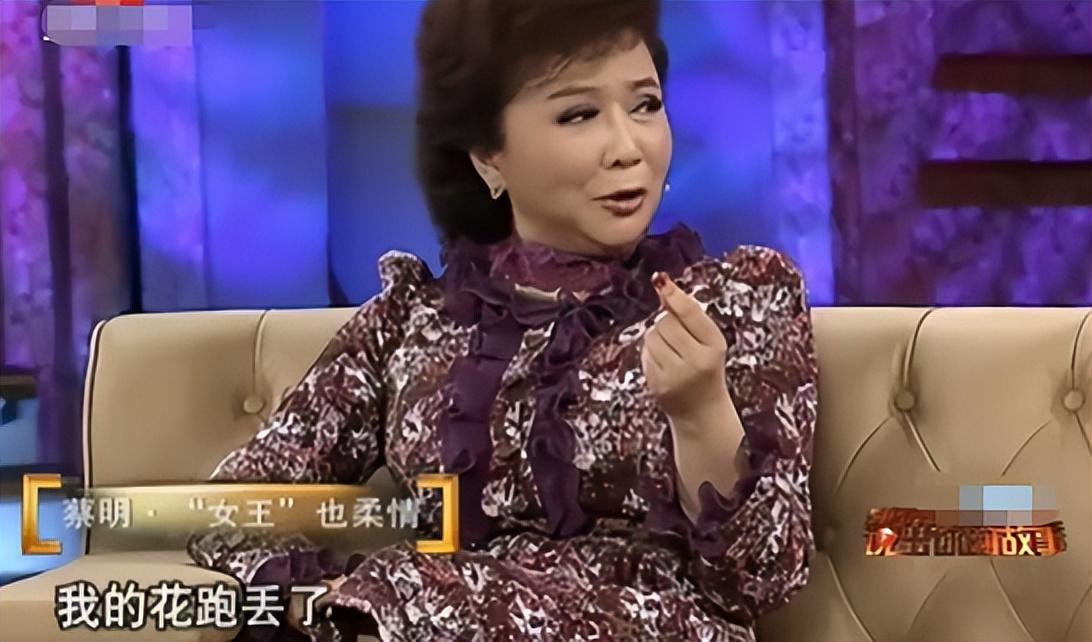 回顾蔡明儿子丁丁36岁仍未婚无子女是蔡明的骄傲也是她的心病