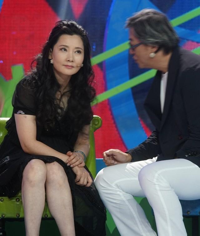 回顾何赛飞和丈夫坚持丁克10年愁怀婆婆36岁意外生子全家乐开怀