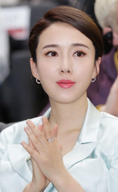 回顾著名演员颜丹晨:我这辈子正确的决定,就是44岁为小丈夫生儿子