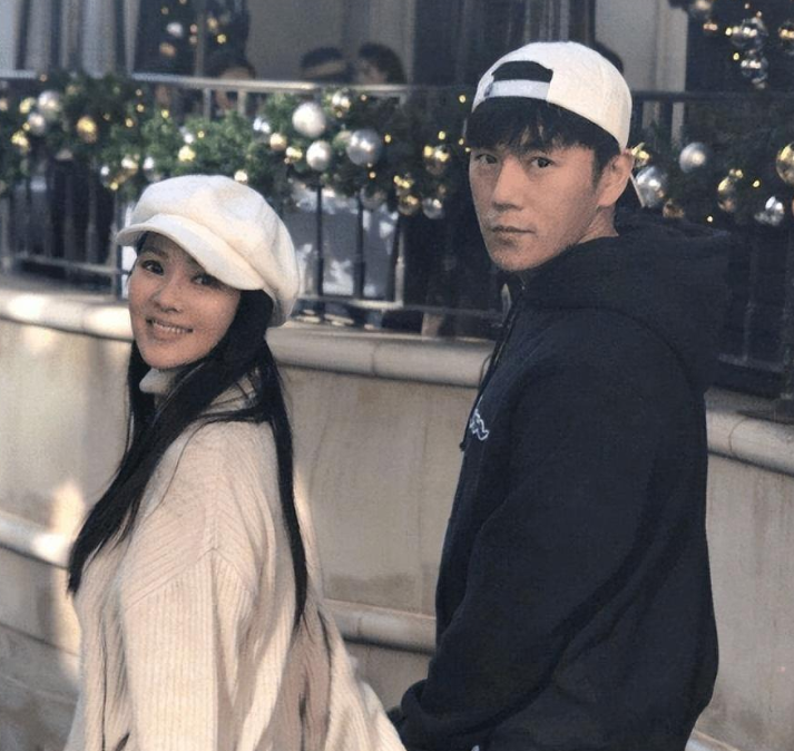 事实证明娶了大自己十岁伊能静的秦昊早已走上了另一条道路