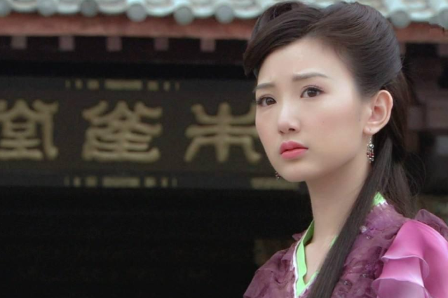 回顾毛晓彤出生就被父亲抛弃妈妈借钱将她养大现父女关系如何