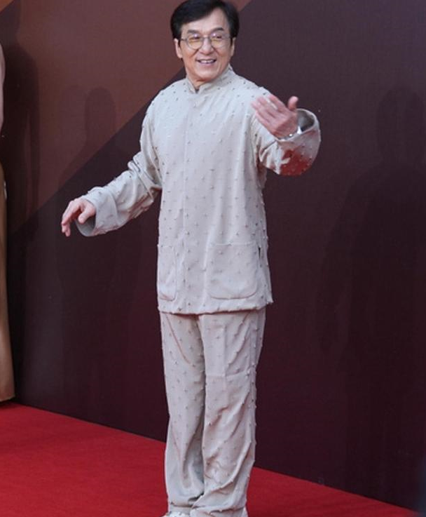 成龙才是"新中式"代言人!中山装混搭运动鞋,69岁也精神又挺