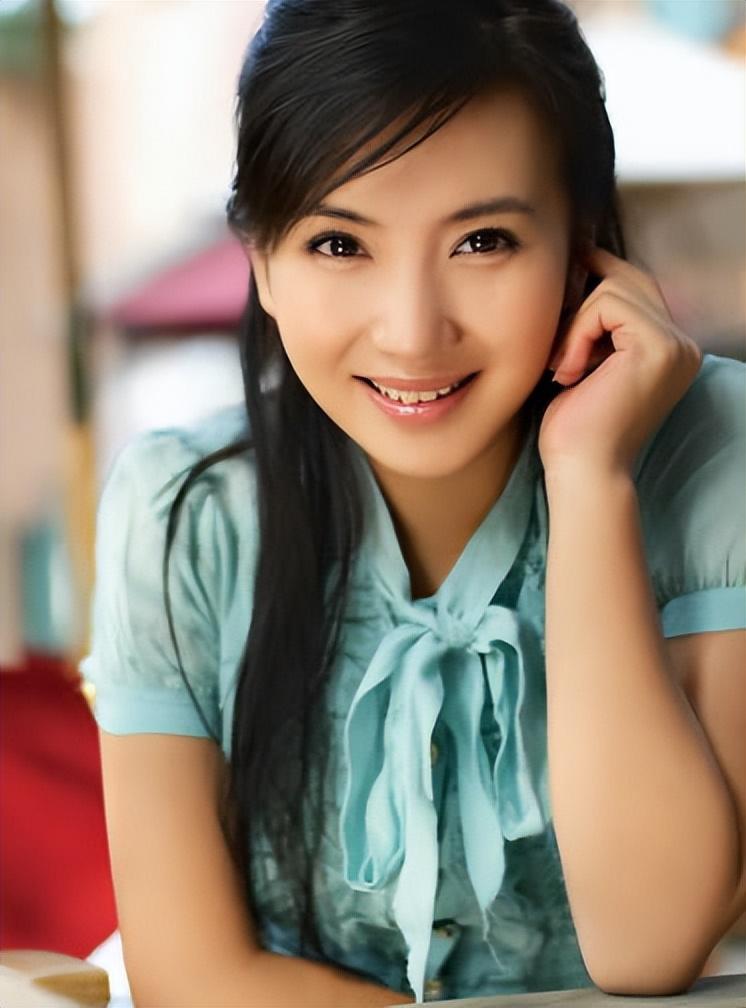 回顾陈好嫁大8岁富豪婚后连生三胎如今一家五口其乐融融
