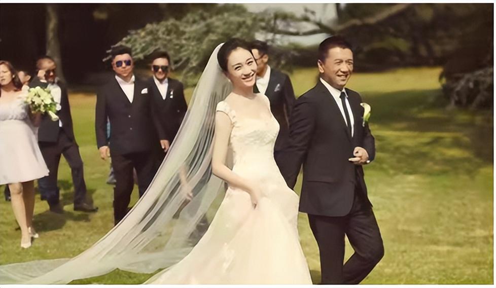 回顾14岁出道三次登春晚男友为娶李小冉花5亿她的选择让人心酸