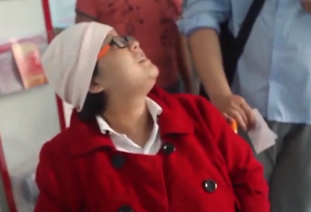 回顾无腿女孩嫁给残疾人为不让丈夫和自己留憾冒死生双胞胎