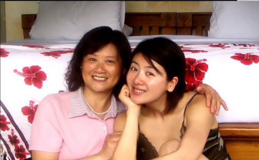 他对我很好,"小李琳也如实地告诉了母亲自家男友的现状,赶紧问道"小琳