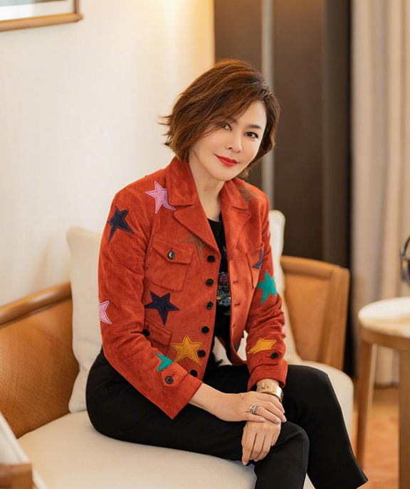 61岁关之琳带火了"减龄穿搭":衬衫 白t恤 高级又洋气