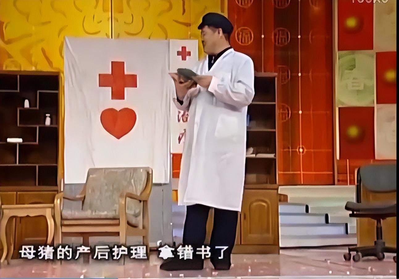 赵本山出席首届澳门国际喜剧节不少明星站起身来跟他握手问好